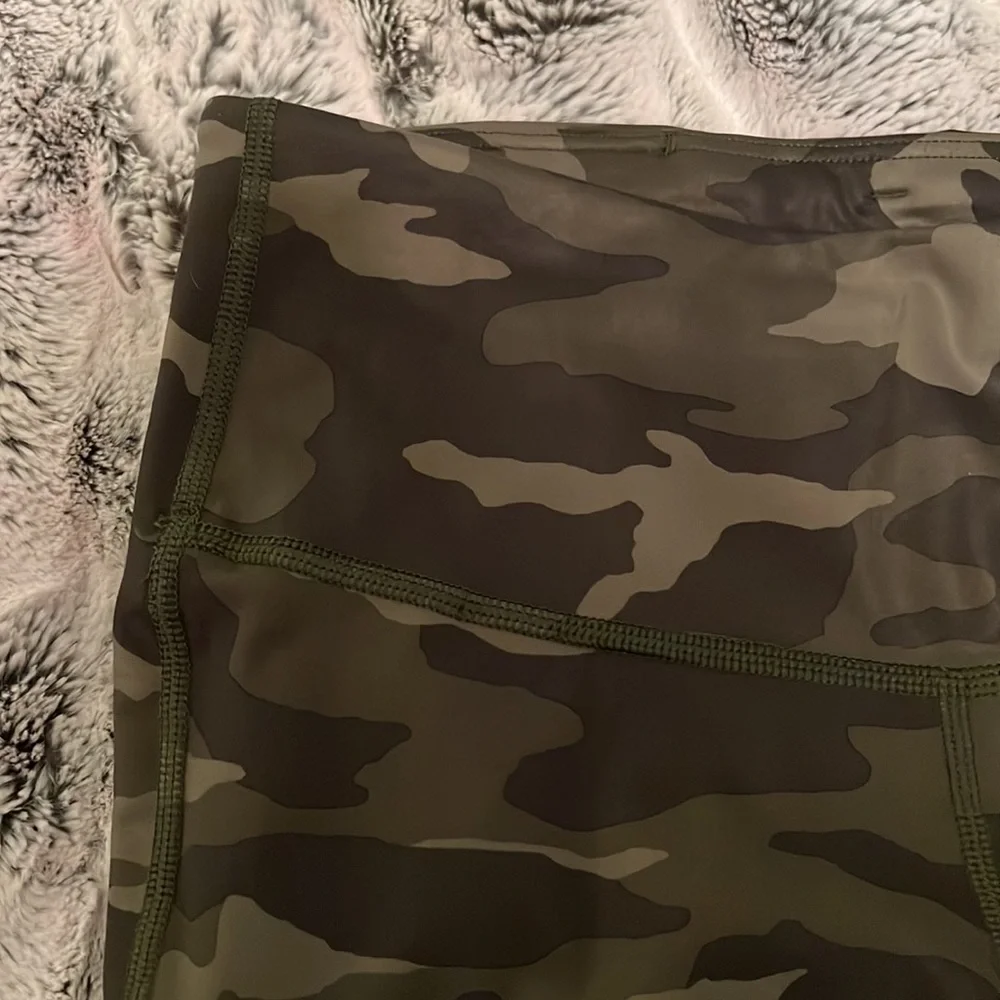 Athleta 7/8 ultimate camo tight - Picture 3 of 6